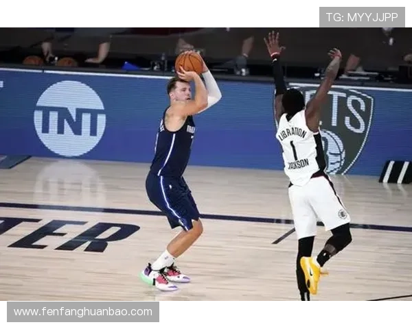 东契奇后撤步三分绝杀庆祝时刻与老队友小乔丹击掌共庆辉煌